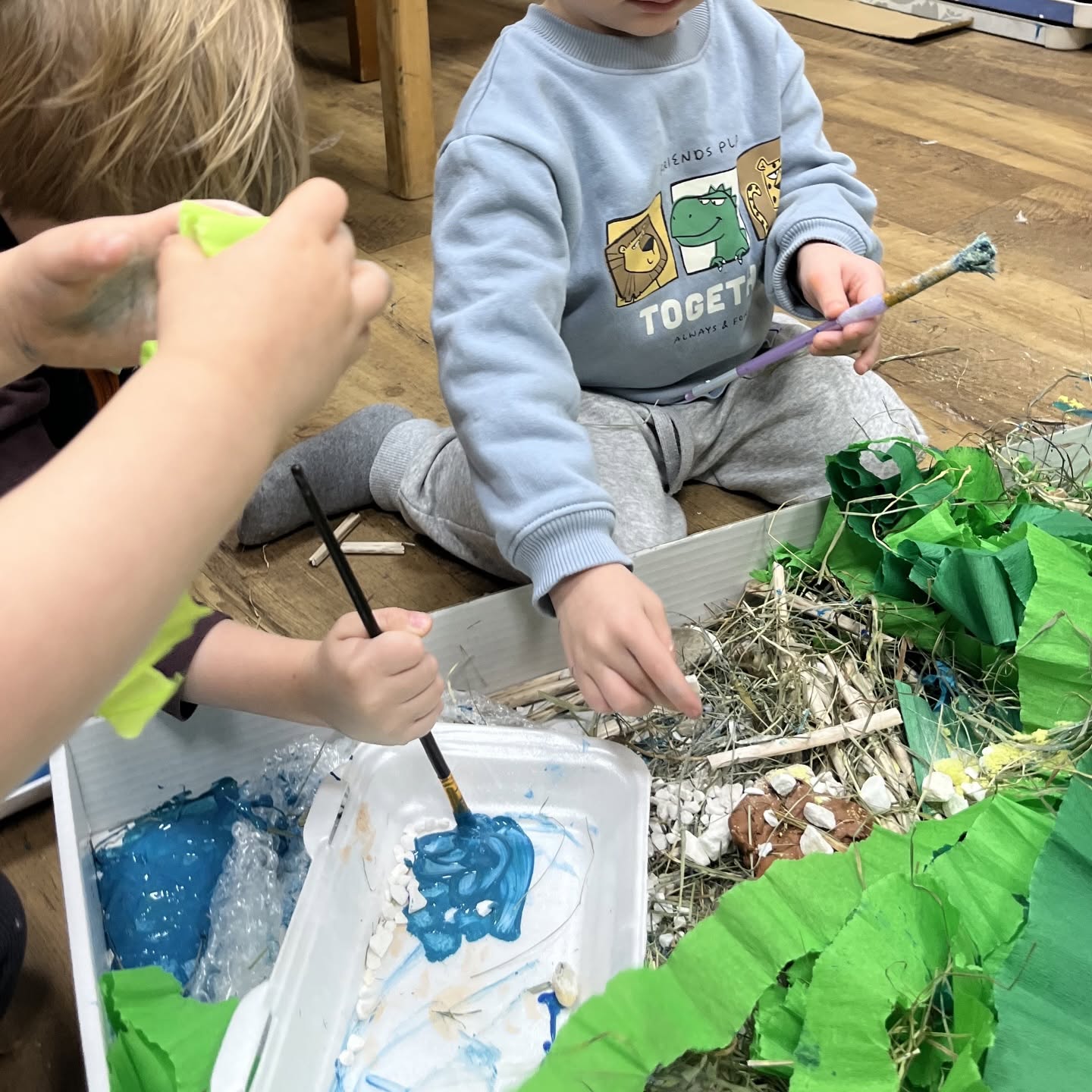 Dzieci budują w atelier makietę środowiska dla kaczek